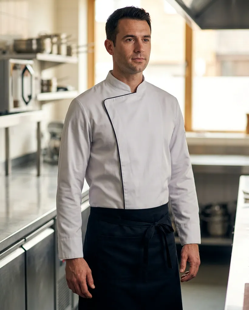 Veste de cuisine blanc, liseré noir porté : en cuisine