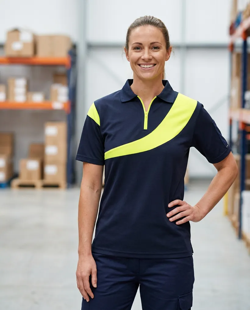 Polo haute visibilité marine / jaune fluo porté : sur le terrain