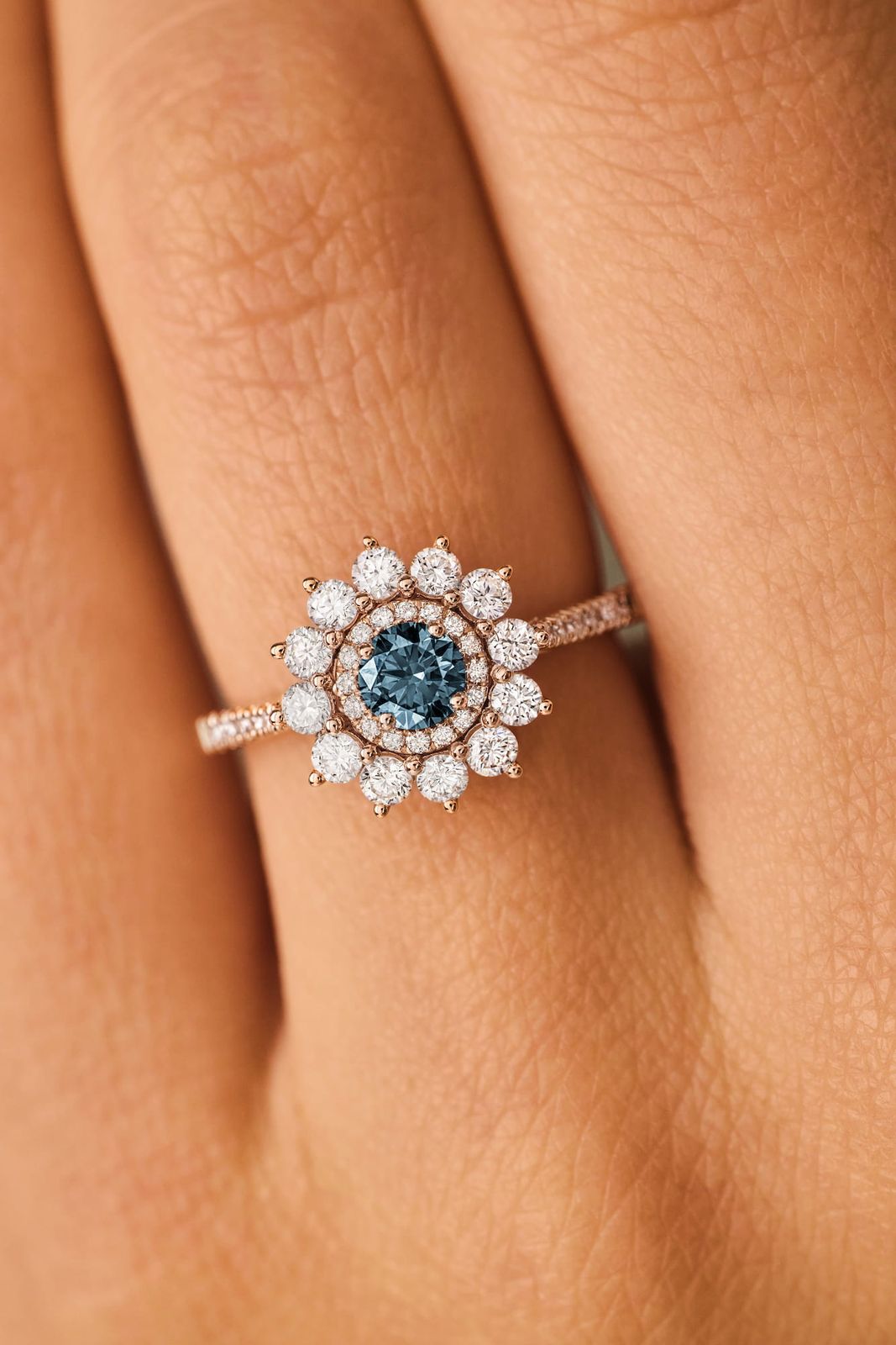 Bague Or rose Saphir Bleu Gris et diamants Lefkos 4 mm Pavée 3