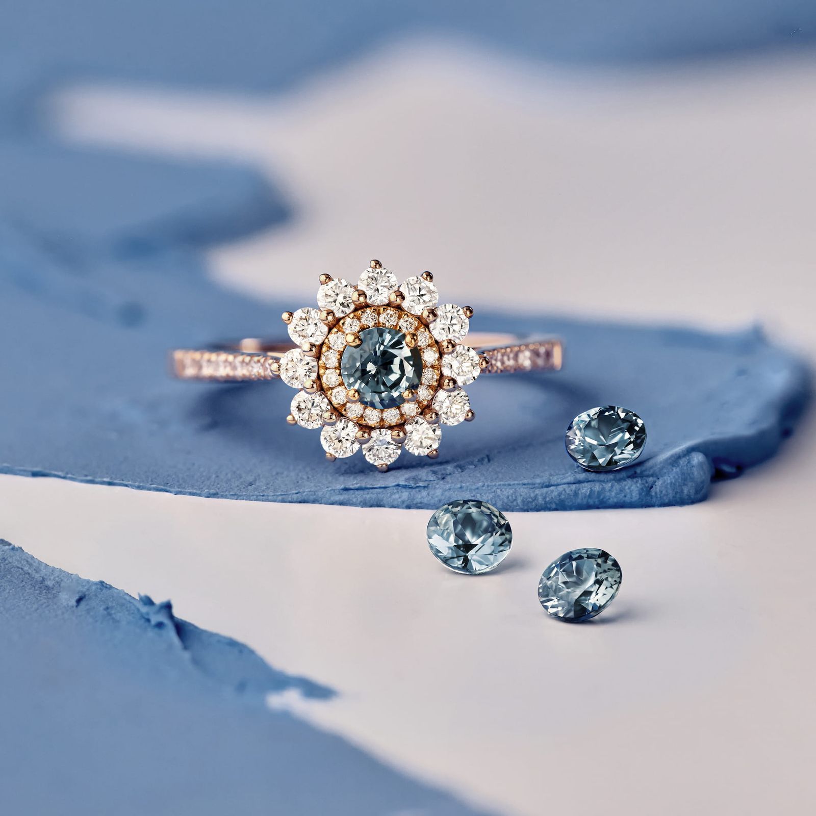 Bague Or rose Saphir Bleu Gris et diamants Lefkos 4 mm Pavée 5