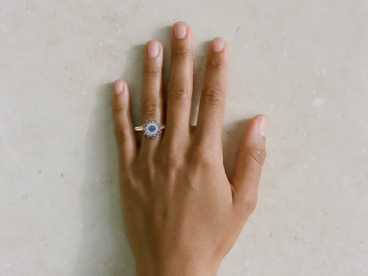La même main avec la bague Lefkos camaïeu, rendu réel de l’essayage virtuel